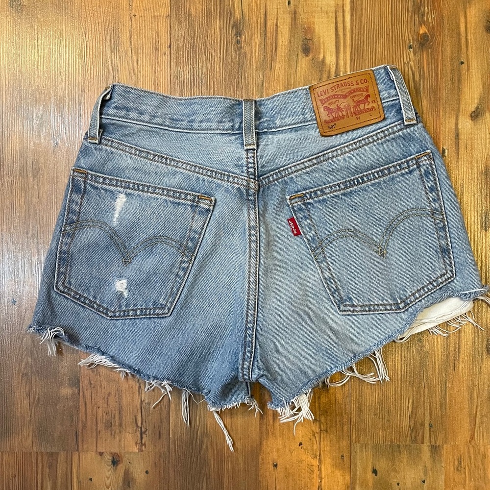 LEVI’S 501 cut off distressed jean shorts size 25